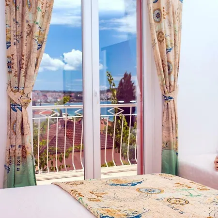 Dawn Βίλα Τρογκίρ